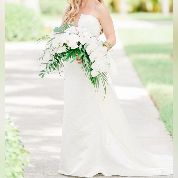 White bridal gown with removable bow - Picture 4 of 8